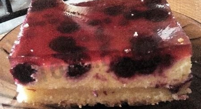 Торт творожный со смородиной в желе