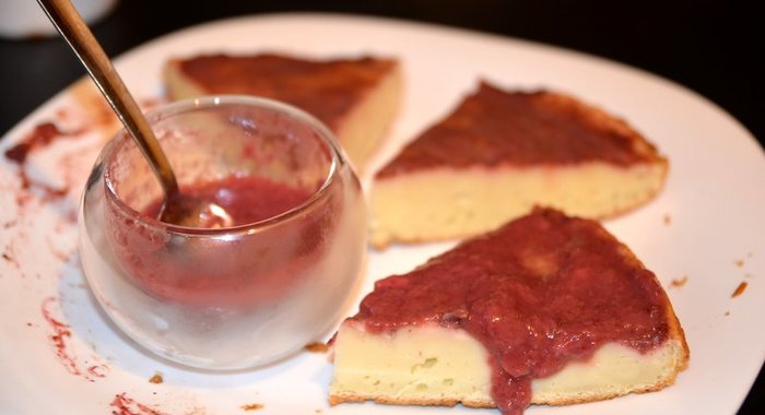 Манник с земляничным соусом