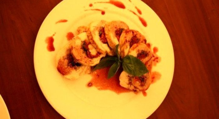 Новогодний рулет из индейки с вялеными томатами