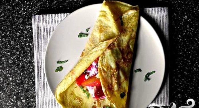 Крепы со сливой, рикоттой и медом