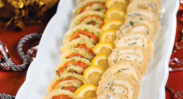 Сэндвичи-рулеты с семгой, сыром и орехами