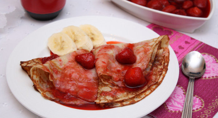 Банановые блинчики с клубничным соусом