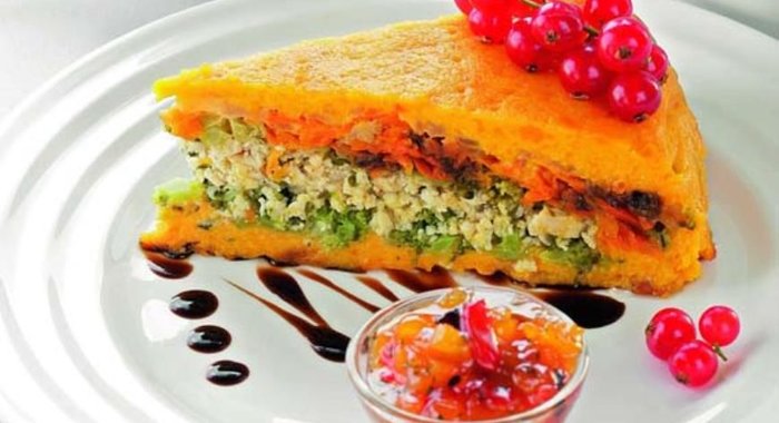 Морковная запеканка с индейкой и соусом из сухофруктов