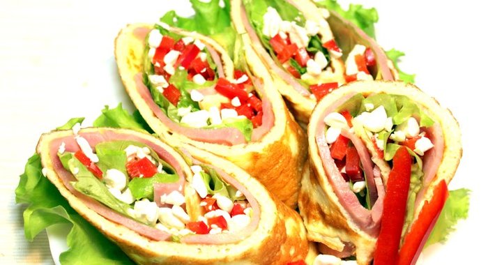 Рулет из омлета с зерненым творогом