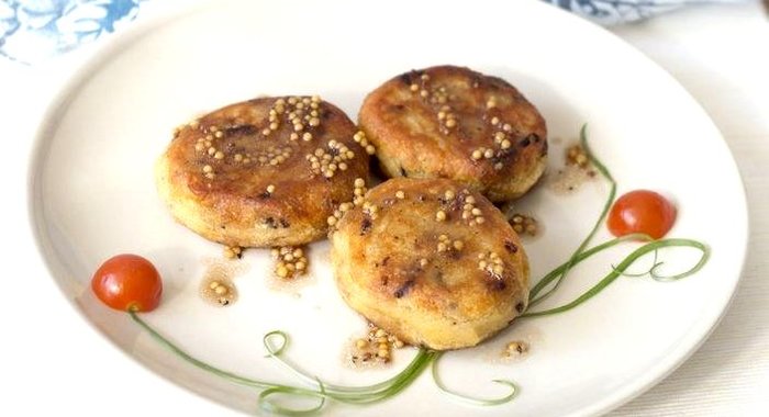 Котлеты из чечевицы с горчичным соусом
