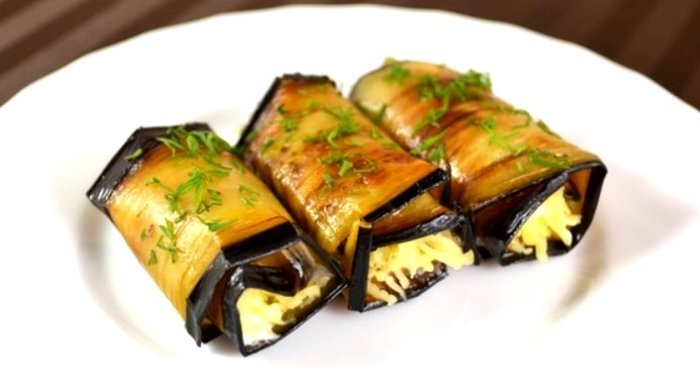 Баклажанные рулетики с сыром