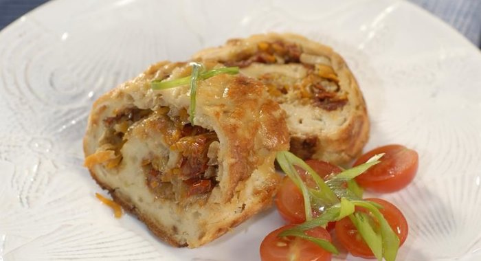 Рыбный рулет с луком-пореем