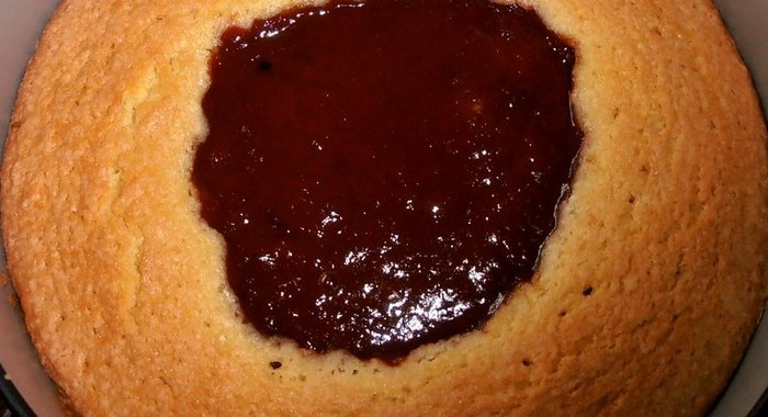 Песочный пирог с абрикосовым джемом и миндалем