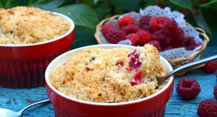 Малиновые кексы со штрёйзелем в рамекинах