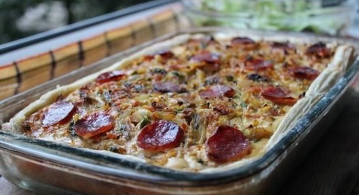 Пирог с сардельками