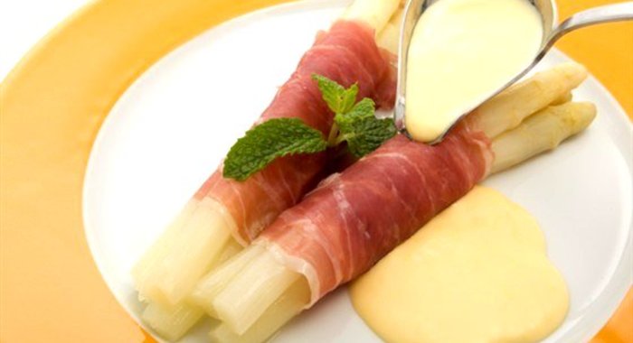 Рулет из панчетты и спаржи