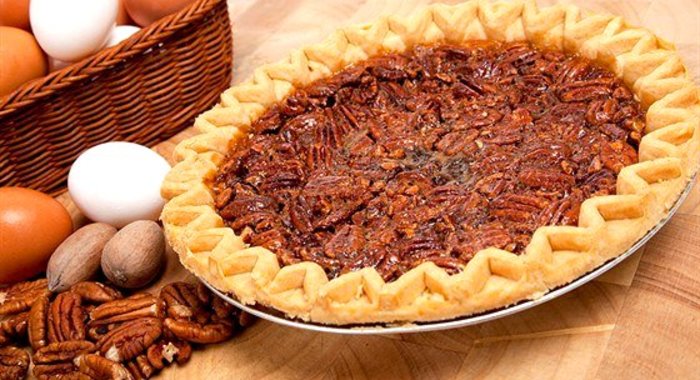 Коричневый пирог с орехами пекан