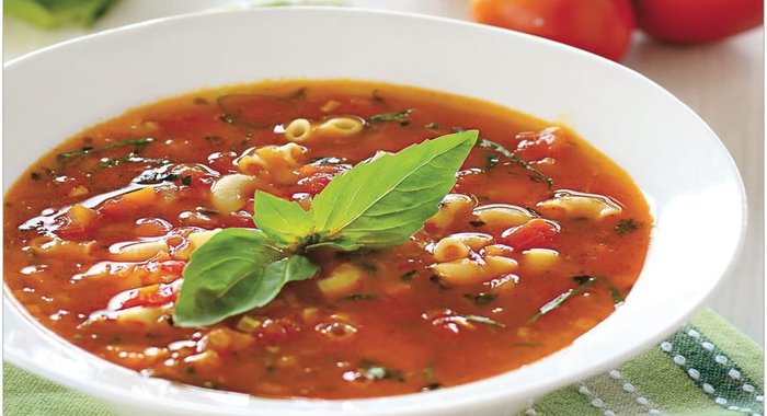 Томатный суп с пастой и базиликом