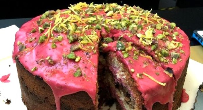 Бисквитный пирог со смородиной