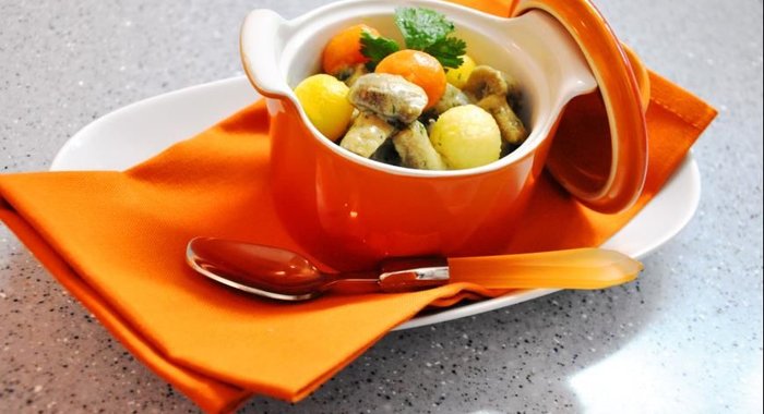 Рагу из телятины с белым соусом, шампиньонами и глазированными овощами