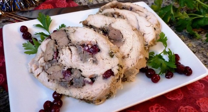 Рулет из индейки с куриной печенью, тимьяном и айвой