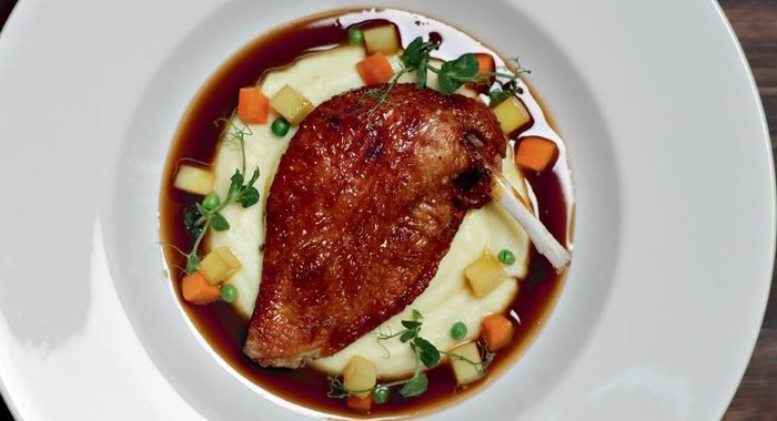 Котлета из цесарки с пюре из пастернака и глазированными овощами