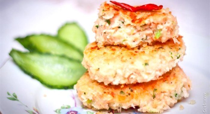 Английские котлеты с лососем, брокколи и картофельным пюре