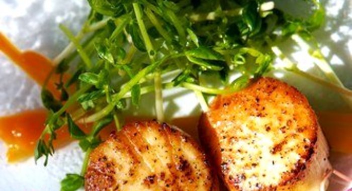 Жареные гребешки в соусе мисо и кленовом сиропе