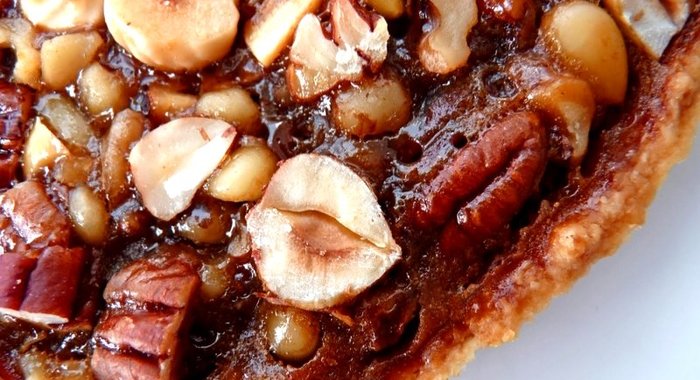 Перевернутый пирог с орехами