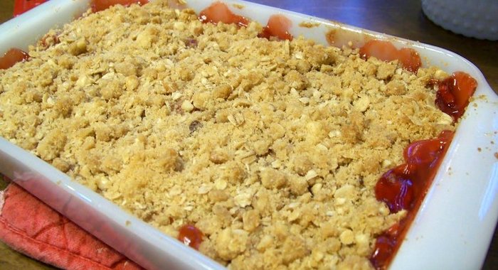 Запеканка с клубникой и ревенем