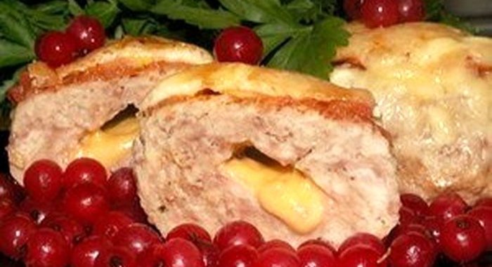 Котлетки из индейки, фаршированные сыром, под шубкой