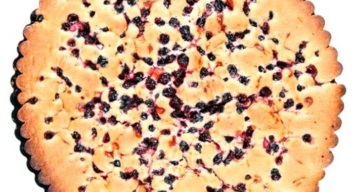 Клафути с черникой и миндалем