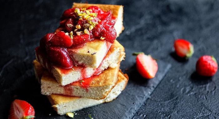 Творожная запеканка с натуральной ванилью, клубничным соусом и фисташками