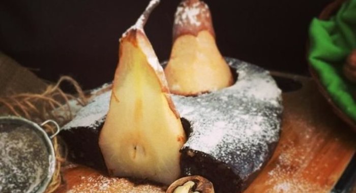 Постный пирог с грецкими орехами и грушами