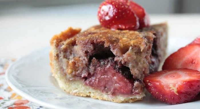 Пирог с клубникой в шоколаде