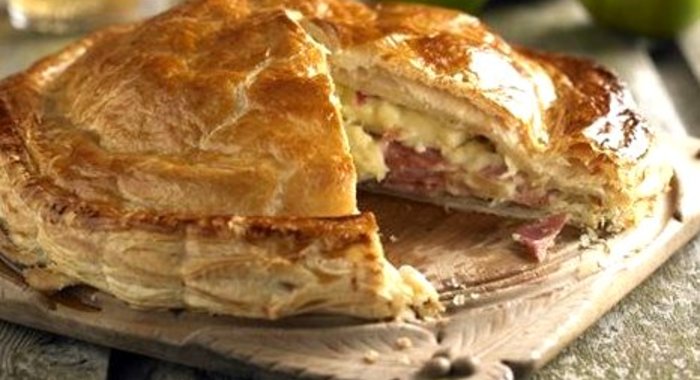 Слоеный пирог с яблоками и ветчиной