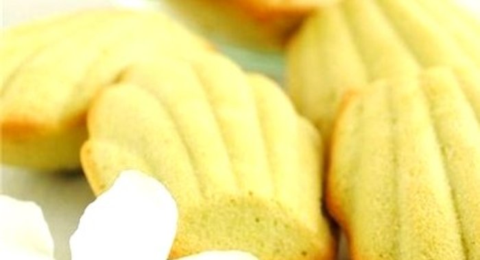 Печенье «Мадлен» с чаем матча