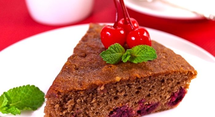 Шоколадный кекс с вишней