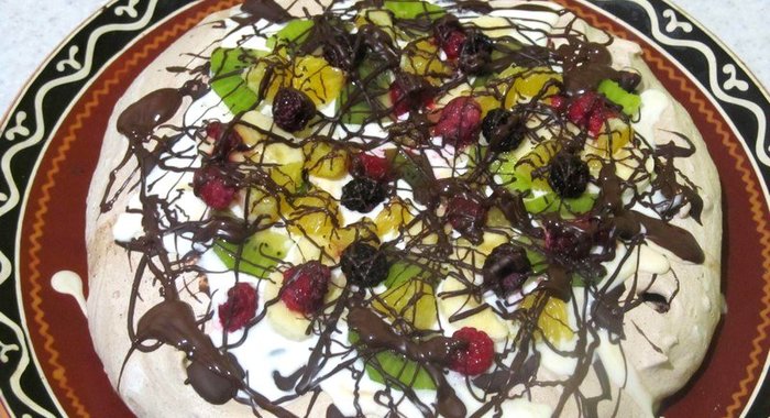 Торт с фруктами на безе