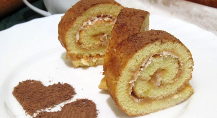 Рулет бисквитный с повидлом и кокосовой стружкой