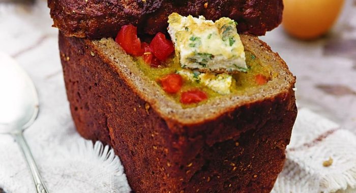 Холодный овощной суп в хлебе