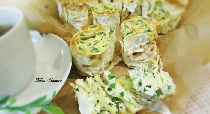 Слоёный пирог из лаваша с творогом, сыром и зеленью