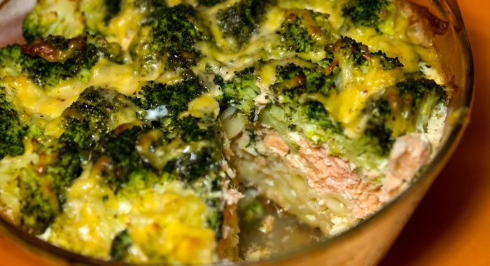 Запеканка с семгой и брокколи