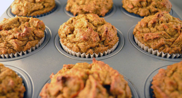 Маффины с курагой, фундуком и морковью