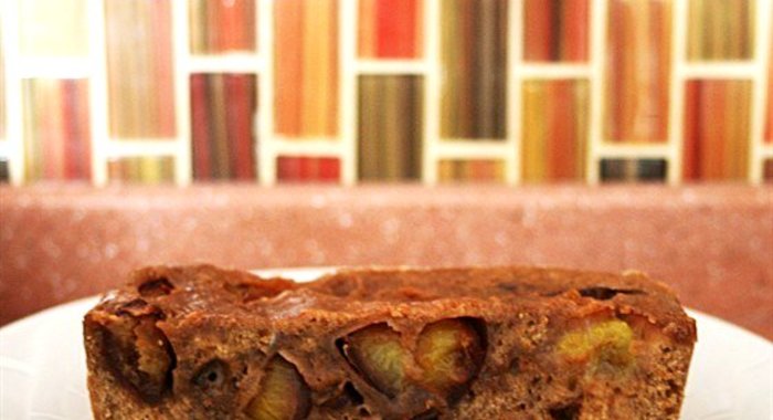 Пирог со сливой, изюмом и корицей