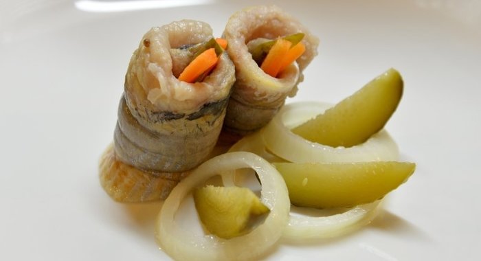 Рулетики из сельди в маринаде