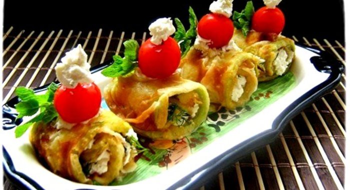 Рулетики из кабачков, мягкого сыра и чеснока