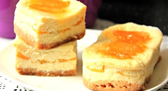 Творожная запеканка с кокосом и персиками