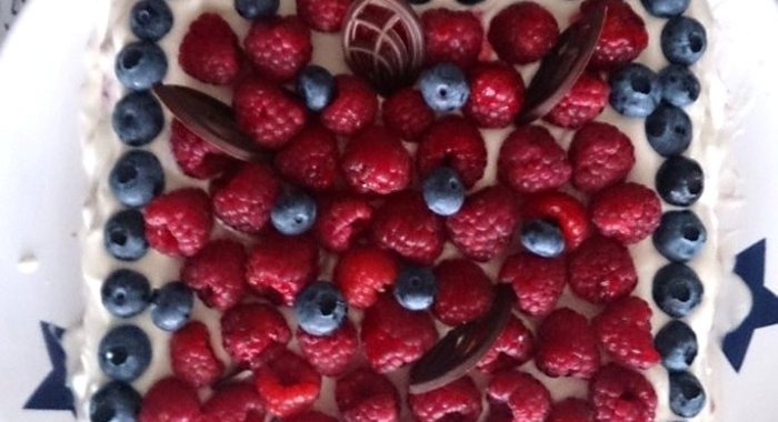 Малиновый бисквитный торт