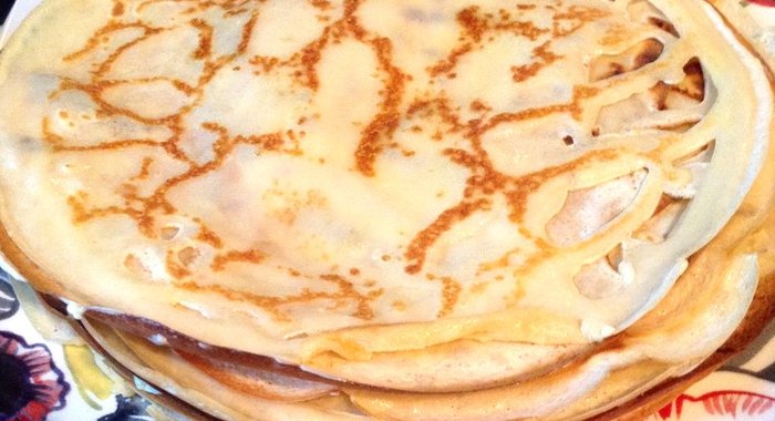 Тонкие блины со сливочным маслом