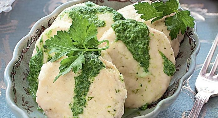 Куриные котлеты с зеленым соусом