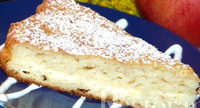 Сочный манно-яблочный пирог