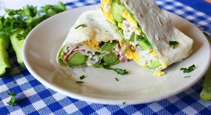 Рулет из лаваша с крабовыми палочками и огурцом
