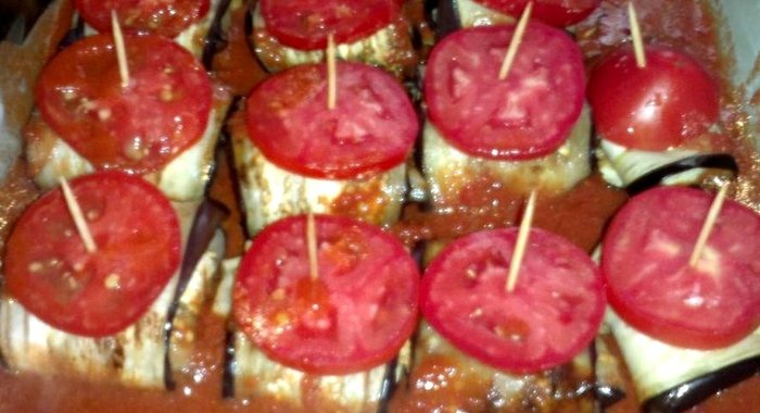 Печеные рулетики из баклажанов с мясом и орехами