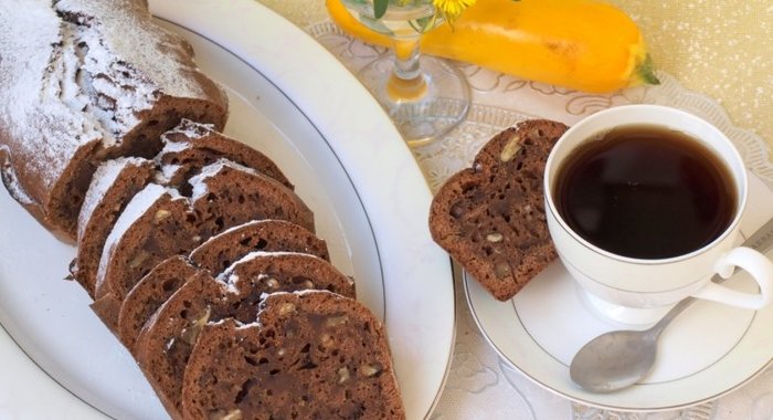 Кабачково-шоколадный кекс с орехами